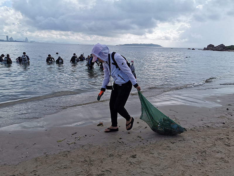 潛水教練水底撿垃圾，最初未刻意做環(huán)保