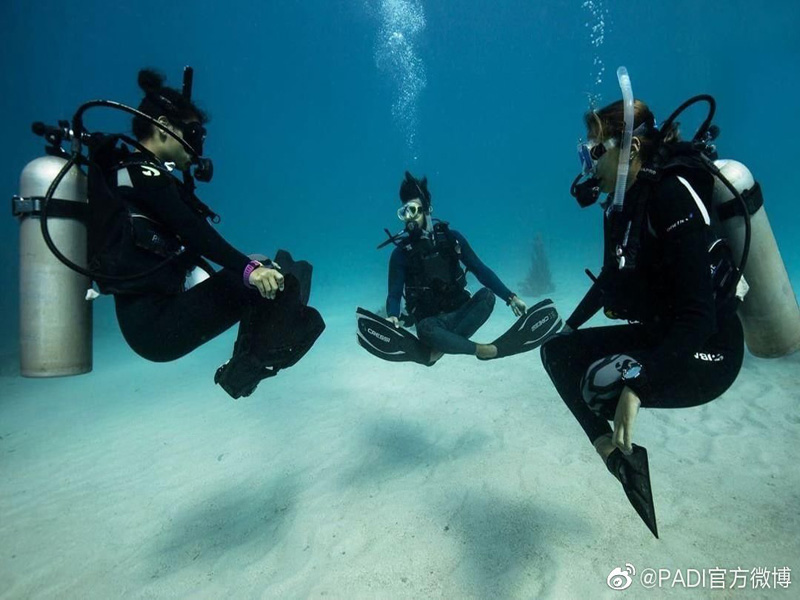 如何控制中性浮力？