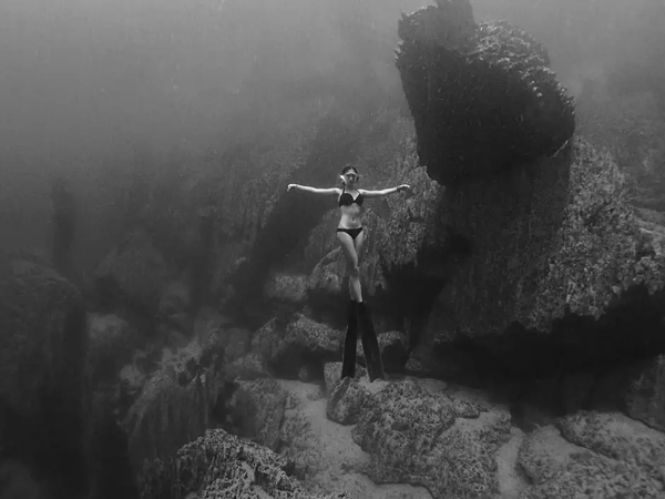 潛水拍照新姿勢，放下你的剪刀手，我們來(lái)這樣拍