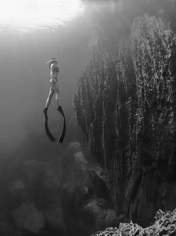 潛水拍照新姿勢，放下你的剪刀手，我們來(lái)這樣拍