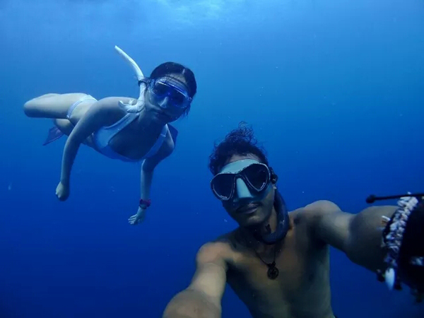 潛水拍照新姿勢，放下你的剪刀手，我們來(lái)這樣拍