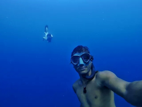 潛水拍照新姿勢，放下你的剪刀手，我們來(lái)這樣拍