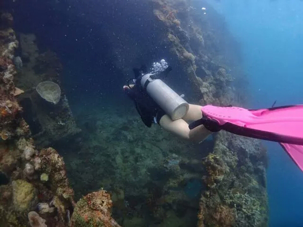 潛水拍照新姿勢，放下你的剪刀手，我們來(lái)這樣拍