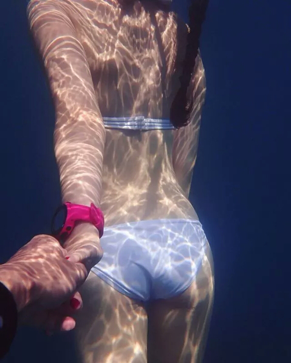 潛水拍照新姿勢，放下你的剪刀手，我們來(lái)這樣拍