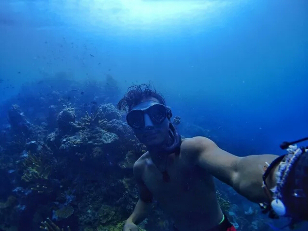 潛水拍照新姿勢，放下你的剪刀手，我們來(lái)這樣拍