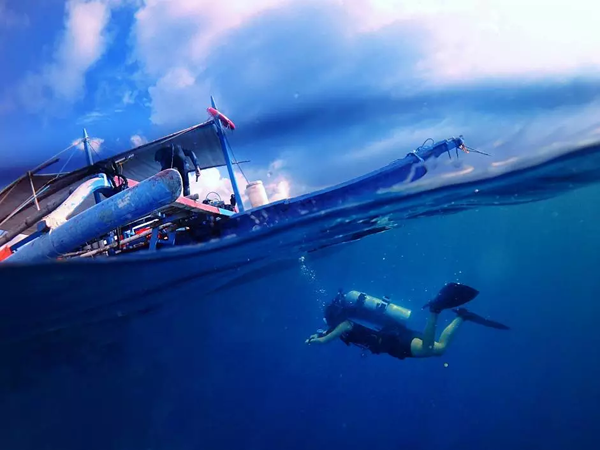 潛水拍照新姿勢，放下你的剪刀手，我們來(lái)這樣拍