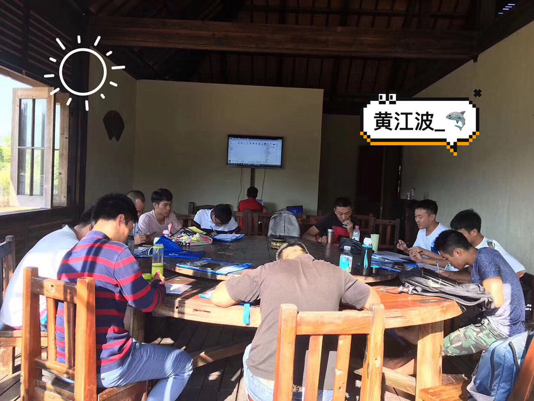 除了俯瞰大地的飛翔，還有潛入海底的翱翔。